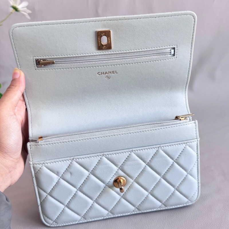 ✨全網最低價 !Chanel WOC 19cm 淡藍色 羊皮 山茶花金扣 鏈條包 芯片款-8