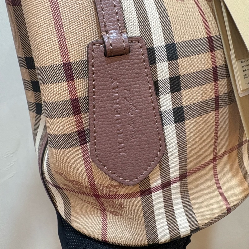 Burberry 戰馬格紋水桶包-1