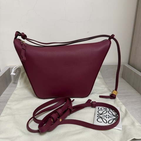 Loewe Hobo 酒紅色