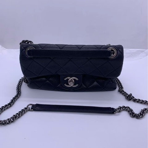 二手chanel 香奈兒CF 季節款黑色牛皮鏈條包，邊角有使用磨損，內里有發黑