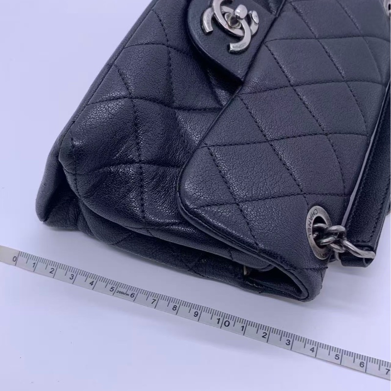 二手chanel 香奈兒CF 季節款黑色牛皮鏈條包，邊角有使用磨損，內里有發黑-19