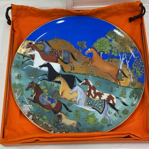 Hermes 愛馬仕 展示盤愛馬仕瓷器東方駿馬系列手繪描金十馬展示盤擺飾 收藏款 閒置痕跡 尺寸：32cm