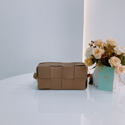 MS0457 BOTTEGA VENETA 寶緹嘉迷你經典大格仔紋肩帶包包CASSETTE INTRECCIATO MINI LAMBSKIN