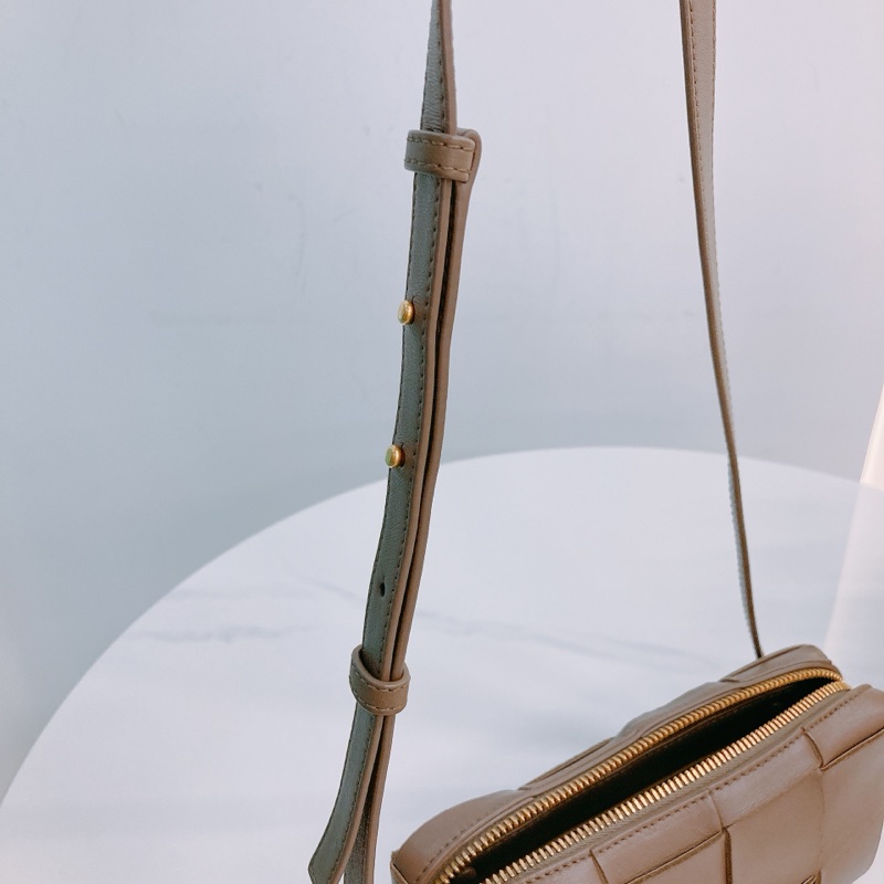 MS0457 BOTTEGA VENETA 寶緹嘉迷你經典大格仔紋肩帶包包CASSETTE INTRECCIATO MINI LAMBSKIN-25