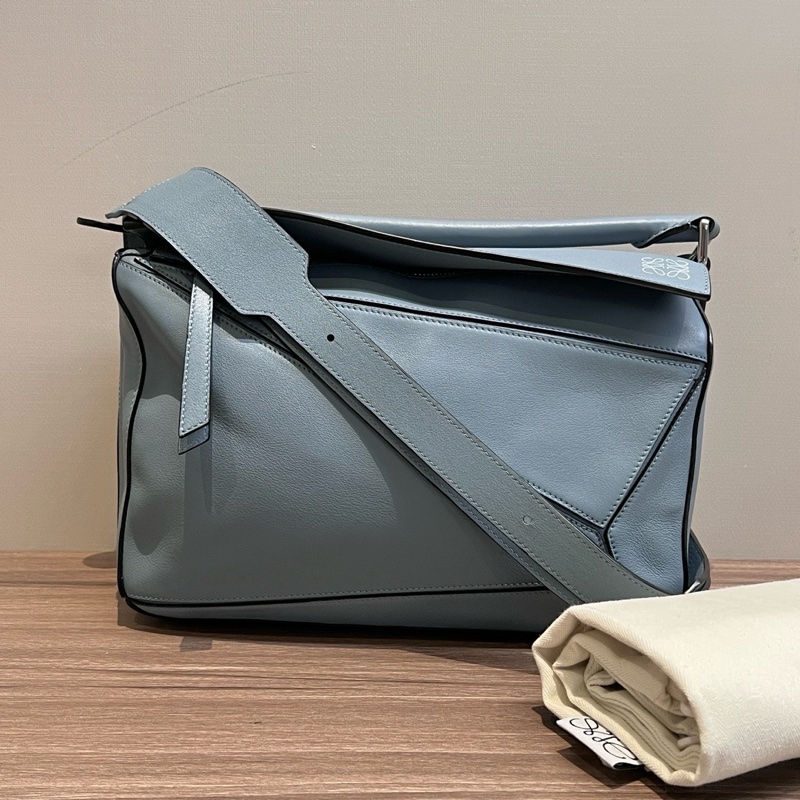 LOEWE 藍色中號拼圖手提斜背包28*18*12 98新配件塵袋-1