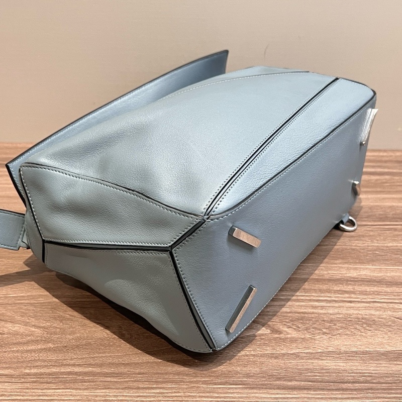 LOEWE 藍色中號拼圖手提斜背包28*18*12 98新配件塵袋-5