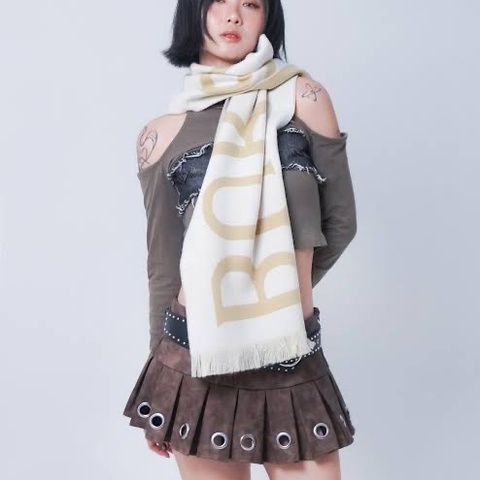 平台最低價近新正品✨ BURBERRY 經典金蔥字母LOGO羊毛圍巾/粉膚色