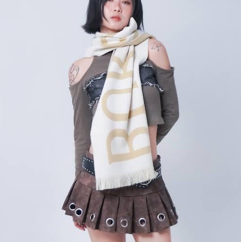 平台最低價近新正品✨ BURBERRY 經典金蔥字母LOGO羊毛圍巾/粉膚色-0