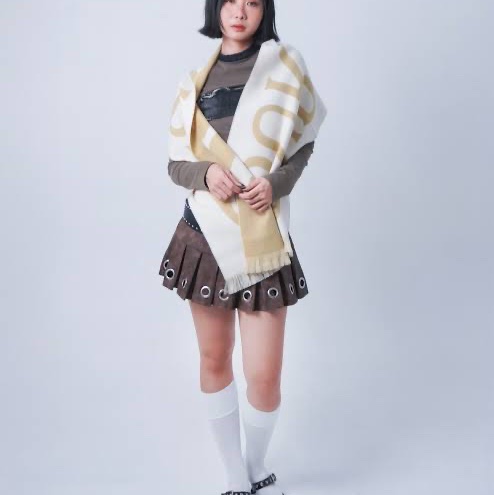 平台最低價近新正品✨ BURBERRY 經典金蔥字母LOGO羊毛圍巾/粉膚色-1