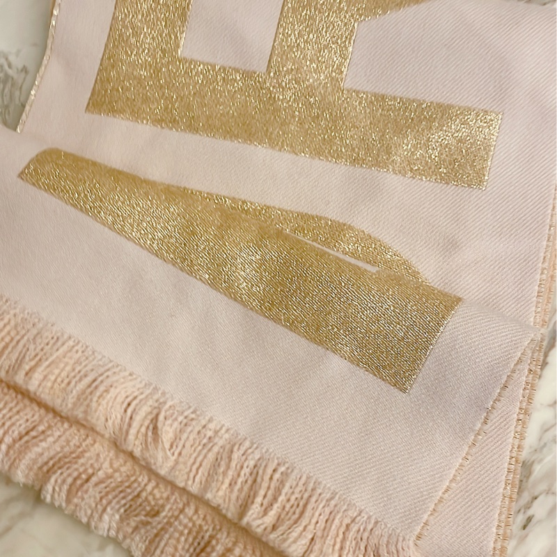 平台最低價近新正品✨ BURBERRY 經典金蔥字母LOGO羊毛圍巾/粉膚色-3