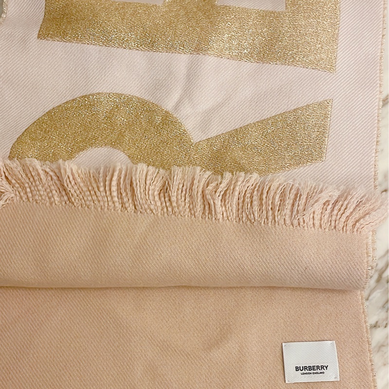 平台最低價近新正品✨ BURBERRY 經典金蔥字母LOGO羊毛圍巾/粉膚色-4
