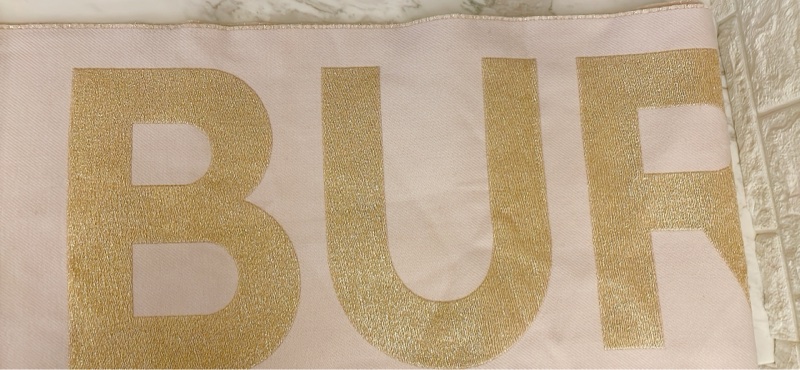 平台最低價近新正品✨ BURBERRY 經典金蔥字母LOGO羊毛圍巾/粉膚色-6