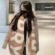 平台最低價近新正品✨ BURBERRY 經典金蔥字母LOGO羊毛圍巾/粉膚色-7