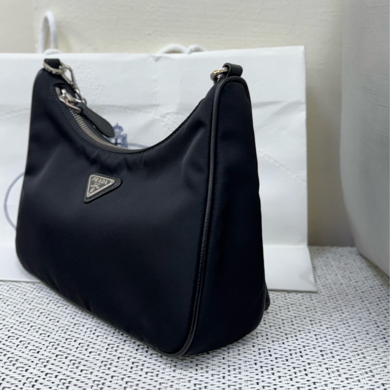Prada 黑色尼龍三合一hobo包-10