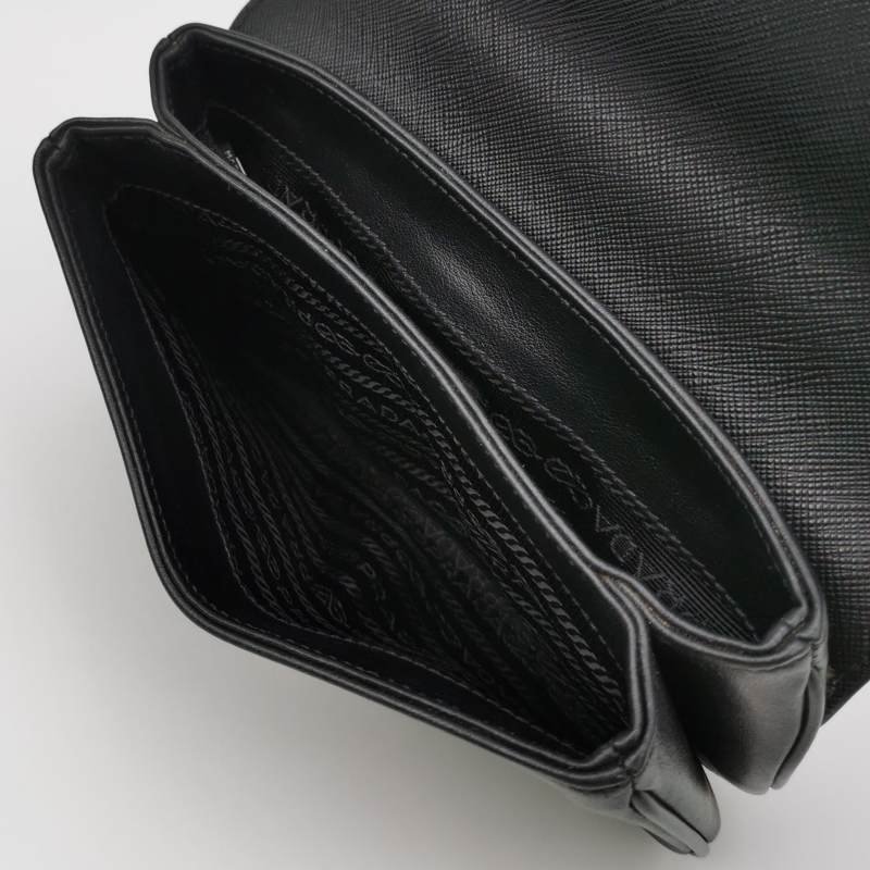 Prada牛皮純色字母Logo單肩包-6