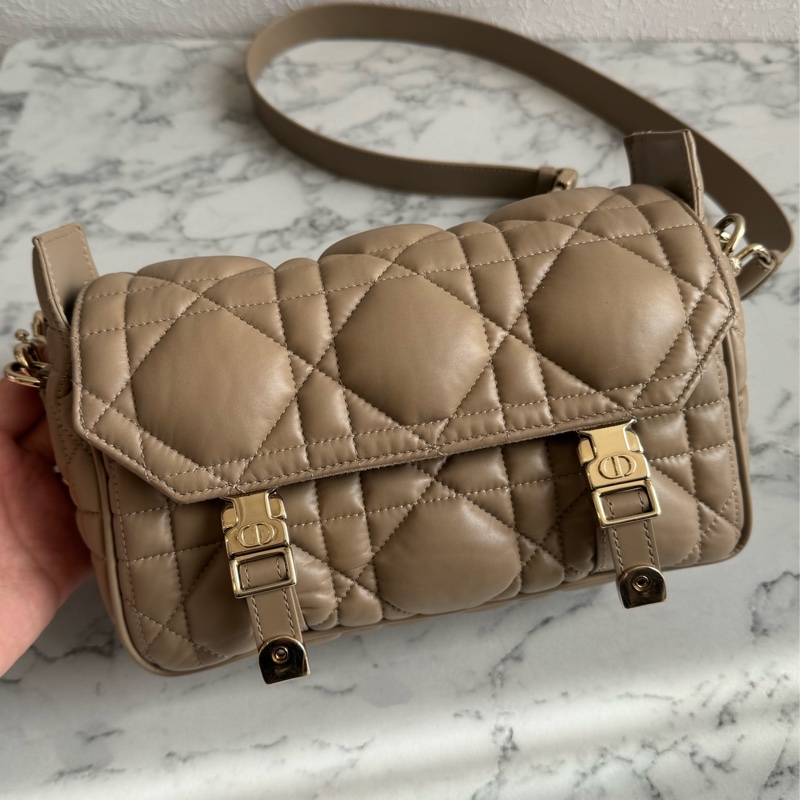 Dior奶茶色黛妃雙釦掀蓋橫式郵差包-1