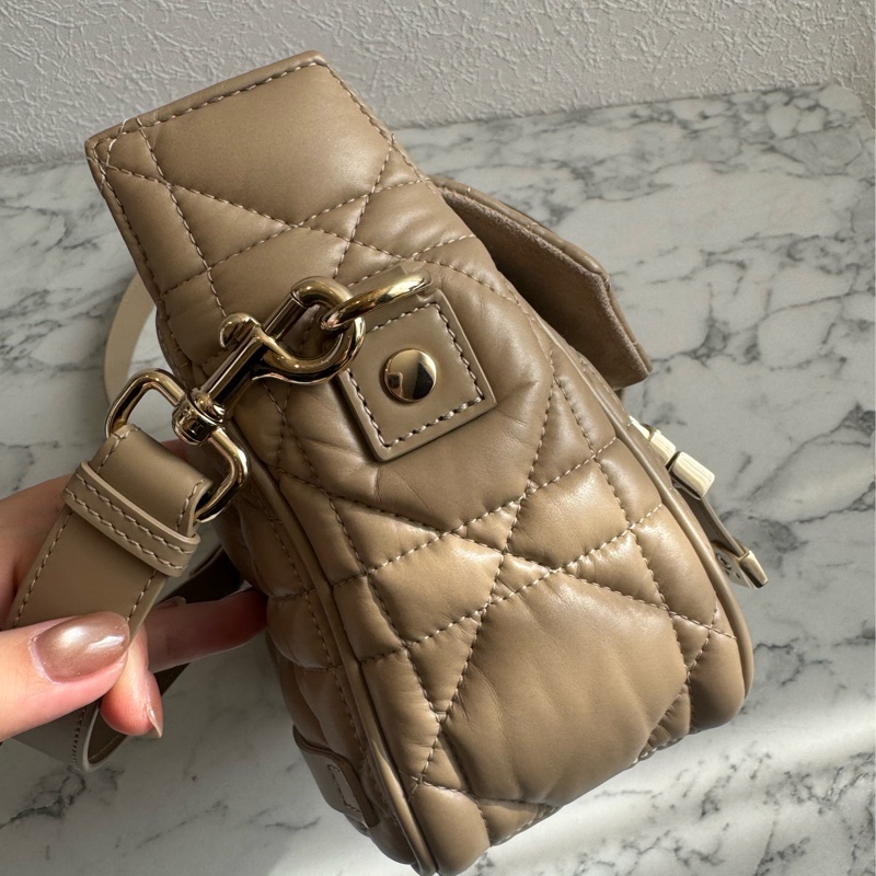 Dior奶茶色黛妃雙釦掀蓋橫式郵差包-3