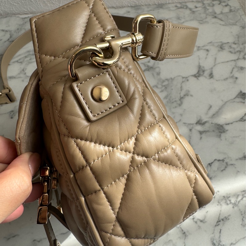 Dior奶茶色黛妃雙釦掀蓋橫式郵差包-4