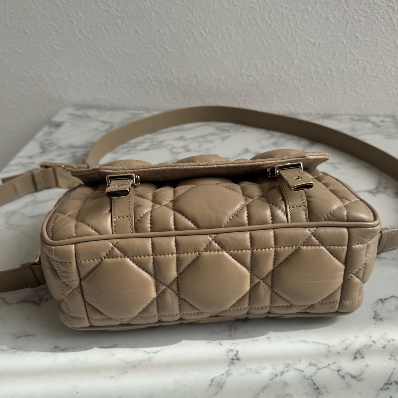 Dior奶茶色黛妃雙釦掀蓋橫式郵差包-5