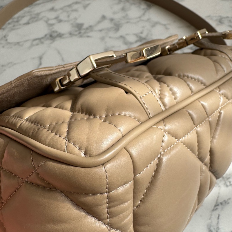 Dior奶茶色黛妃雙釦掀蓋橫式郵差包-6