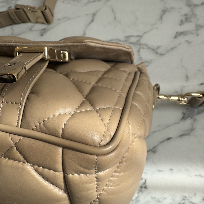 Dior奶茶色黛妃雙釦掀蓋橫式郵差包-7