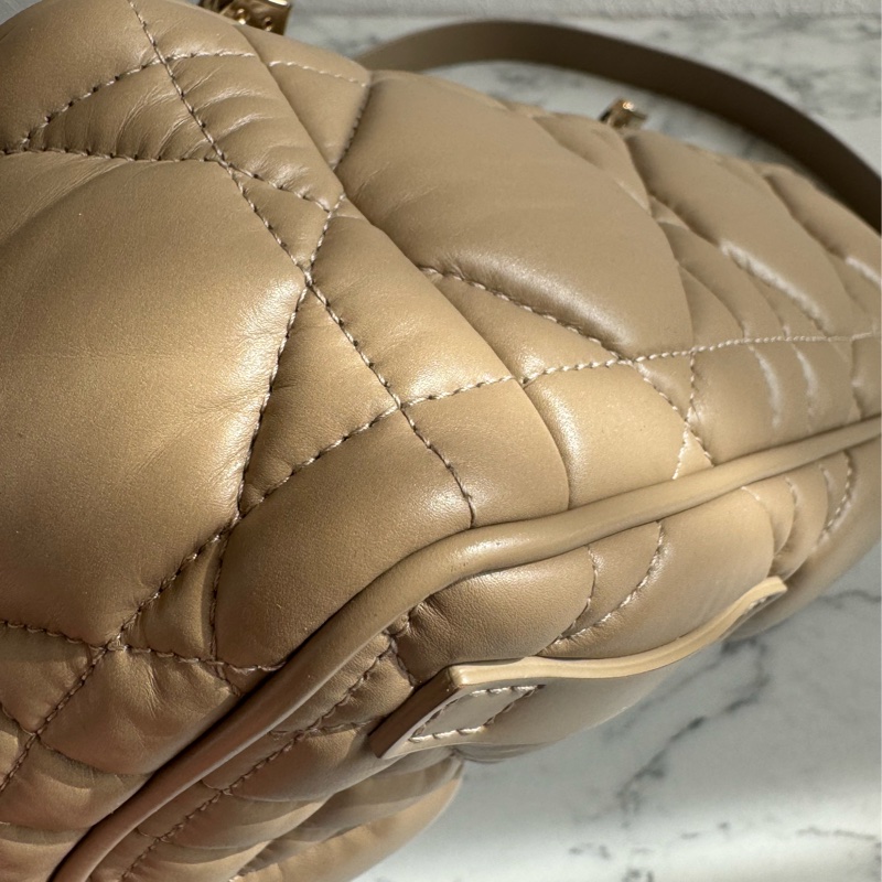 Dior奶茶色黛妃雙釦掀蓋橫式郵差包-8