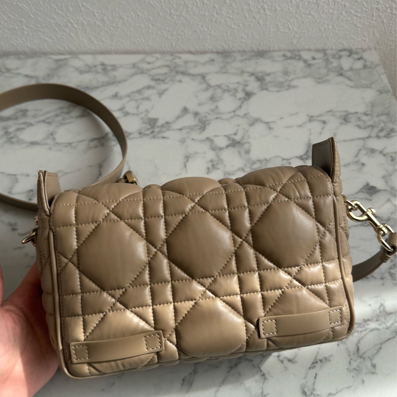 Dior奶茶色黛妃雙釦掀蓋橫式郵差包-10