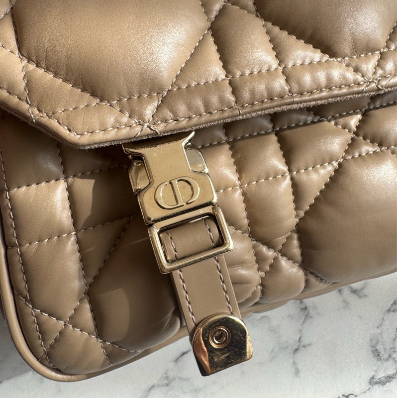 Dior奶茶色黛妃雙釦掀蓋橫式郵差包-11