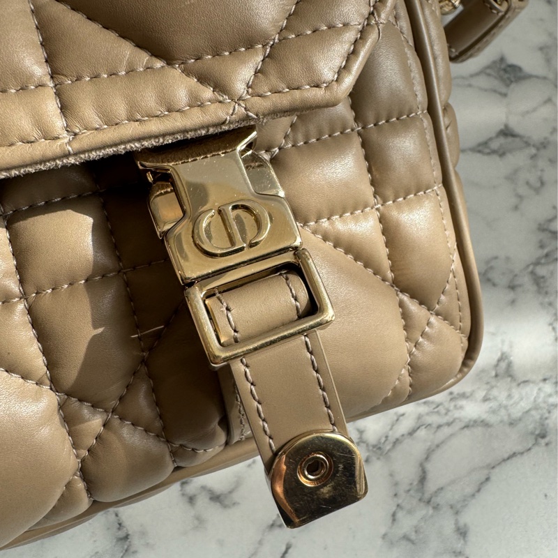Dior奶茶色黛妃雙釦掀蓋橫式郵差包-12