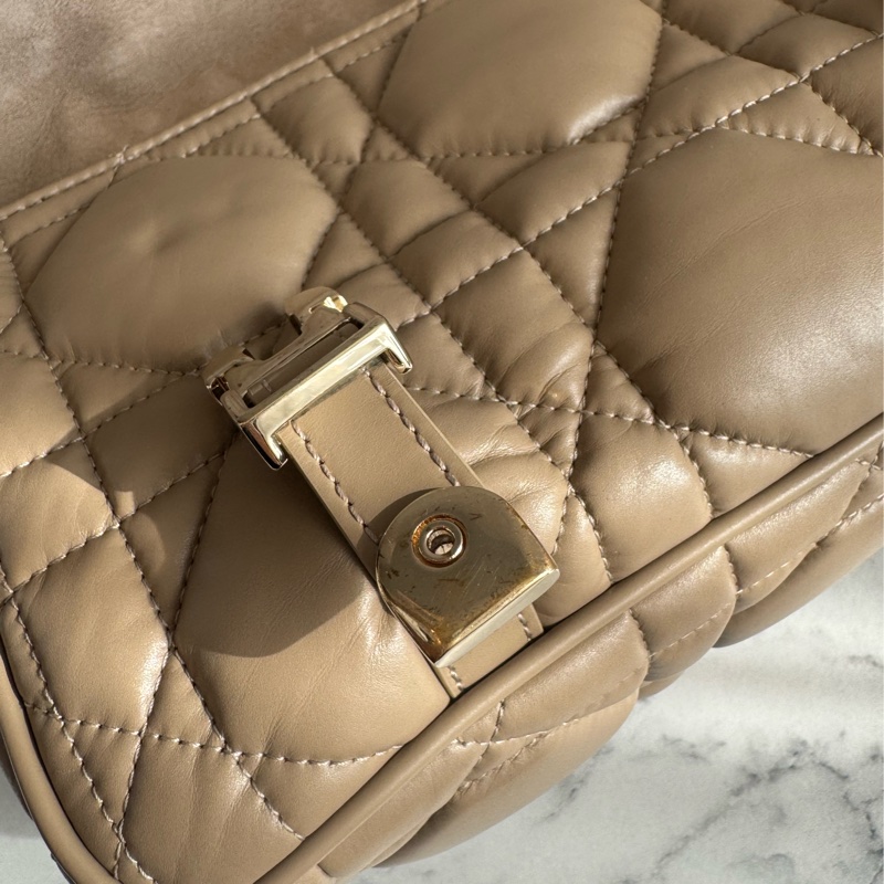 Dior奶茶色黛妃雙釦掀蓋橫式郵差包-14