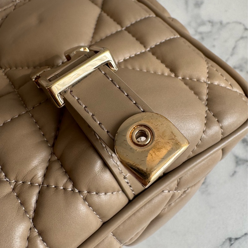 Dior奶茶色黛妃雙釦掀蓋橫式郵差包-15