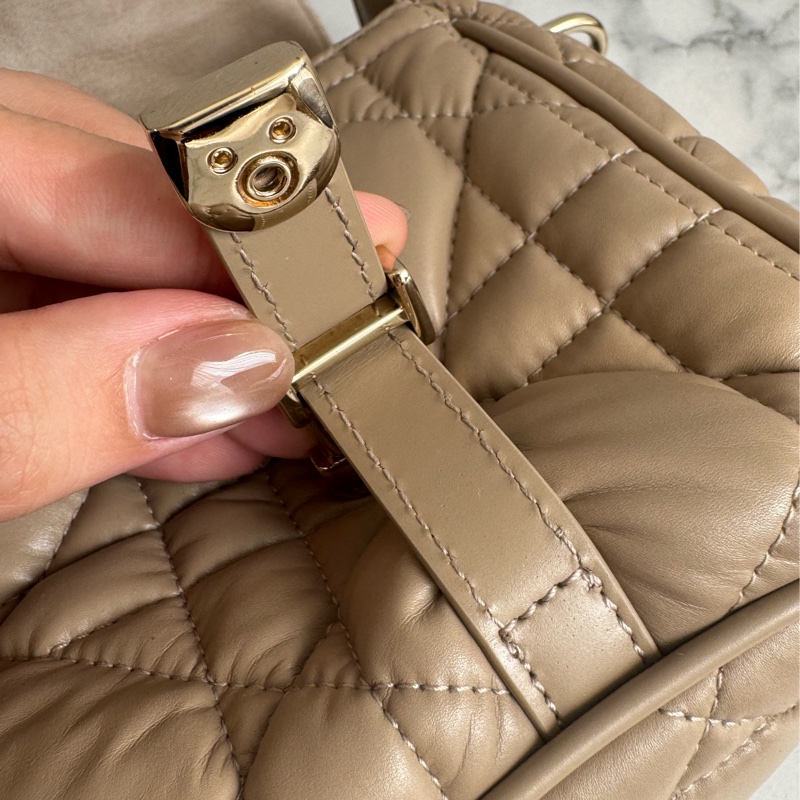 Dior奶茶色黛妃雙釦掀蓋橫式郵差包-17