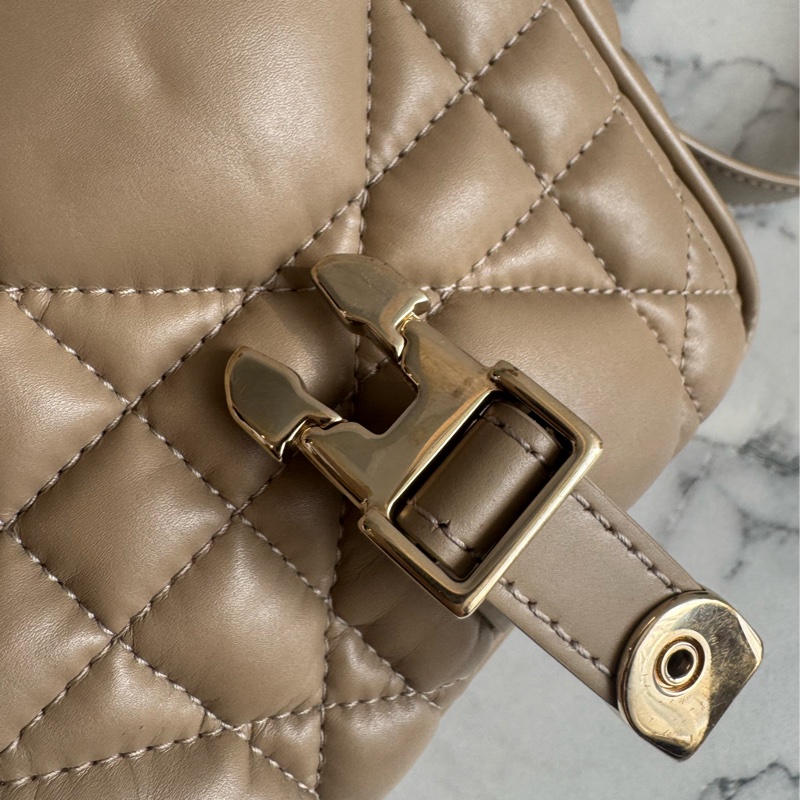 Dior奶茶色黛妃雙釦掀蓋橫式郵差包-21