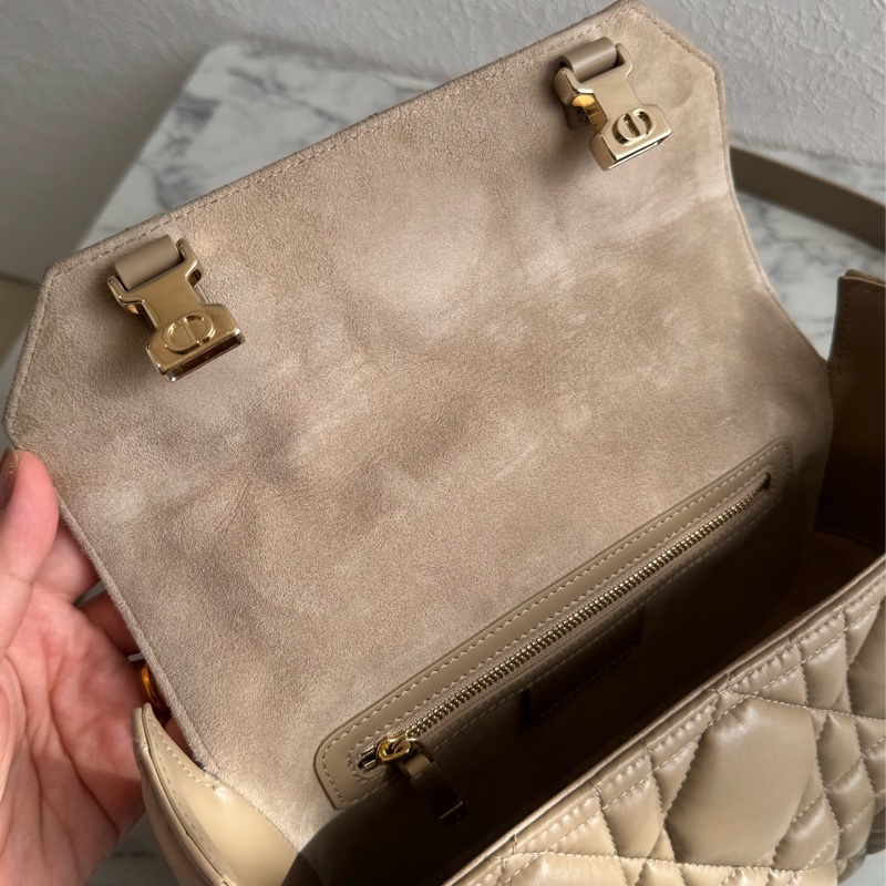 Dior奶茶色黛妃雙釦掀蓋橫式郵差包-22