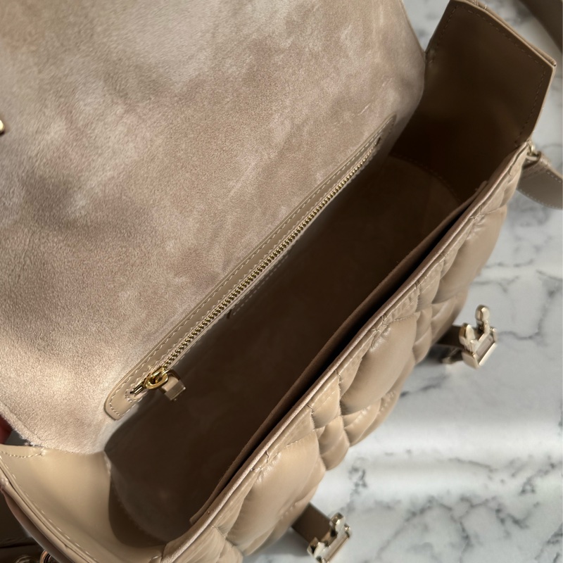 Dior奶茶色黛妃雙釦掀蓋橫式郵差包-23