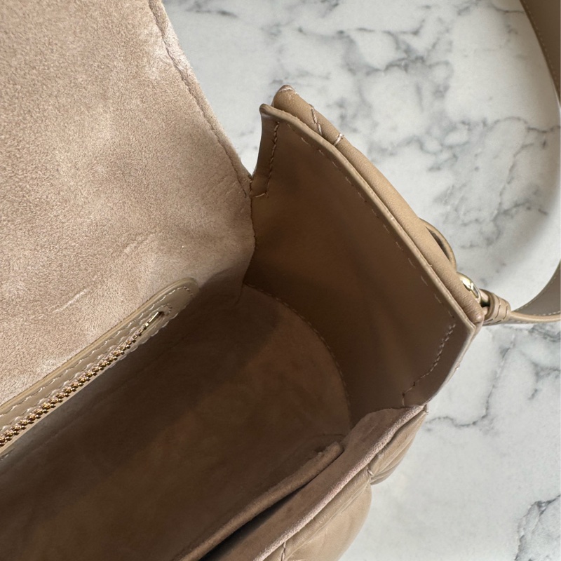 Dior奶茶色黛妃雙釦掀蓋橫式郵差包-25