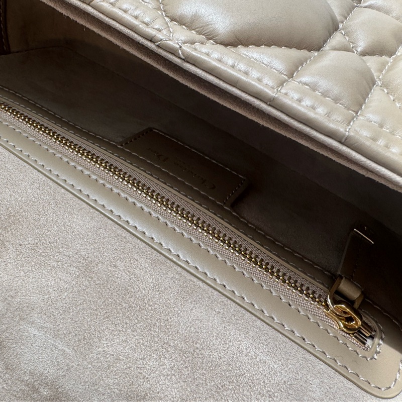 Dior奶茶色黛妃雙釦掀蓋橫式郵差包-27