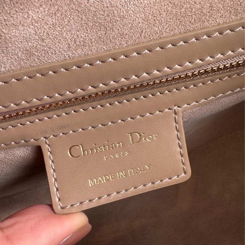 Dior奶茶色黛妃雙釦掀蓋橫式郵差包-32