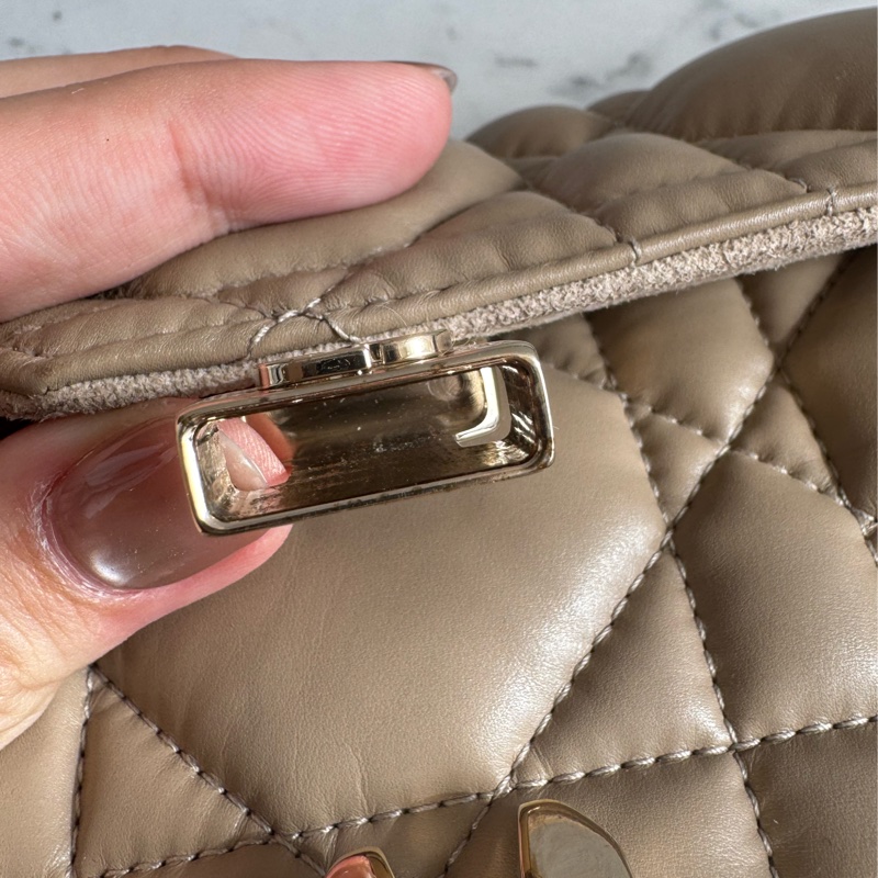 Dior奶茶色黛妃雙釦掀蓋橫式郵差包-35
