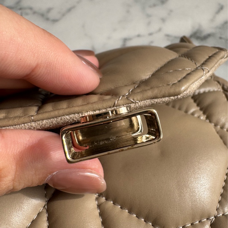 Dior奶茶色黛妃雙釦掀蓋橫式郵差包-36