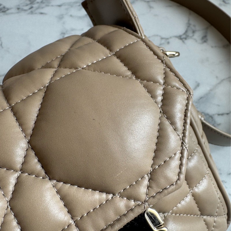 Dior奶茶色黛妃雙釦掀蓋橫式郵差包-37