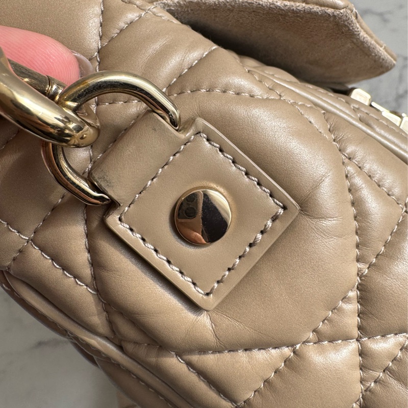 Dior奶茶色黛妃雙釦掀蓋橫式郵差包-39