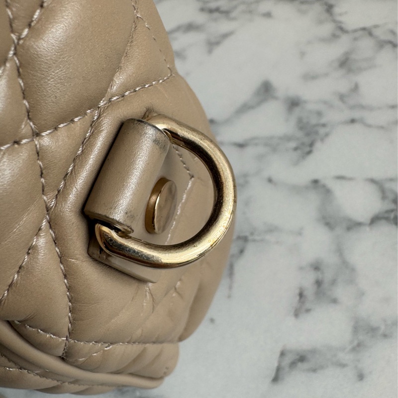 Dior奶茶色黛妃雙釦掀蓋橫式郵差包-48