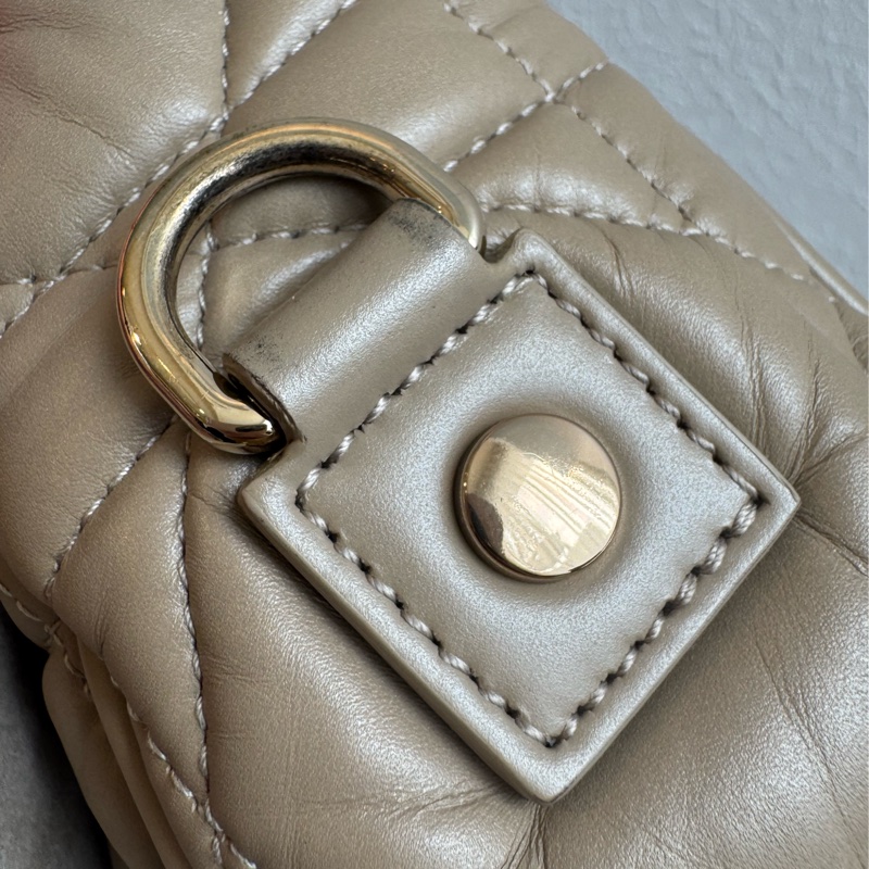 Dior奶茶色黛妃雙釦掀蓋橫式郵差包-49
