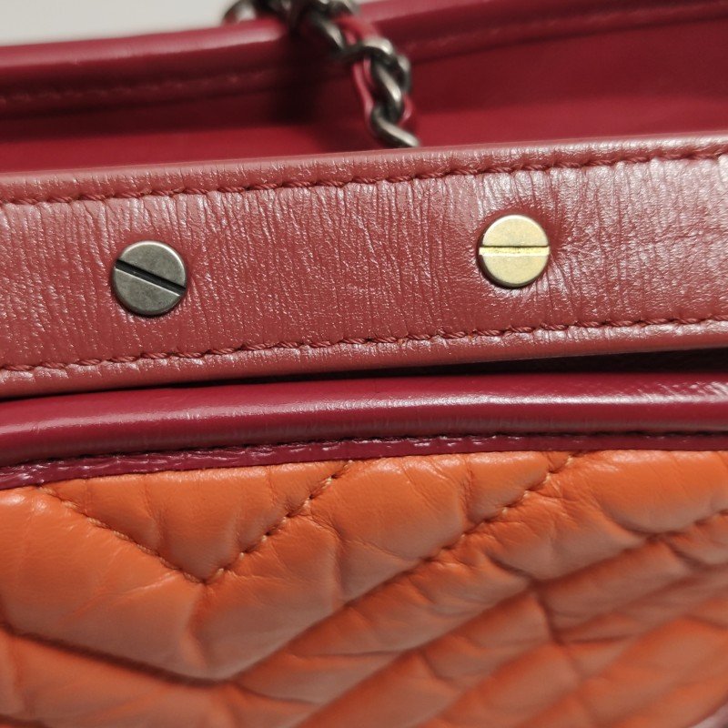 Chanel Gabrielle流浪包小號牛皮拼色菱格絎縫雙鏈條設計單肩包-11