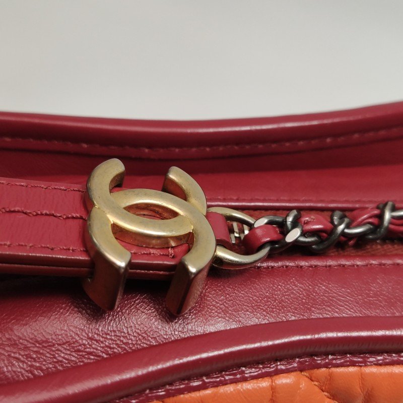 Chanel Gabrielle流浪包小號牛皮拼色菱格絎縫雙鏈條設計單肩包-13