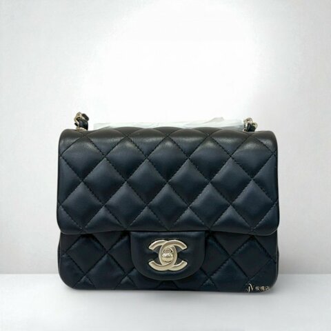 Chanel 黑羊皮淡金釦方胖子A35200
