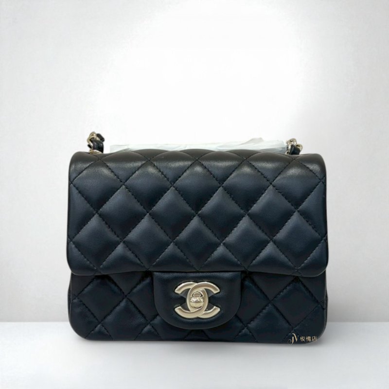 Chanel 黑羊皮淡金釦方胖子A35200-0