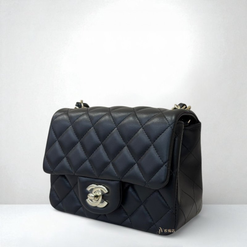 Chanel 黑羊皮淡金釦方胖子A35200-1