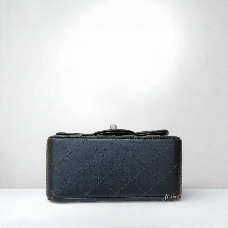 Chanel 黑羊皮淡金釦方胖子A35200-4